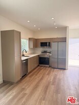 6626 Woodlake Ave in Los Angeles, CA - Building Photo