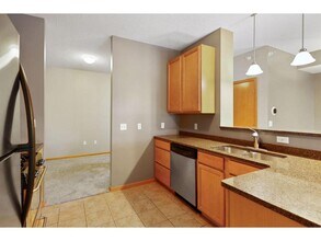 2565 Franklin Ave in St. Paul, MN - Building Photo - Building Photo