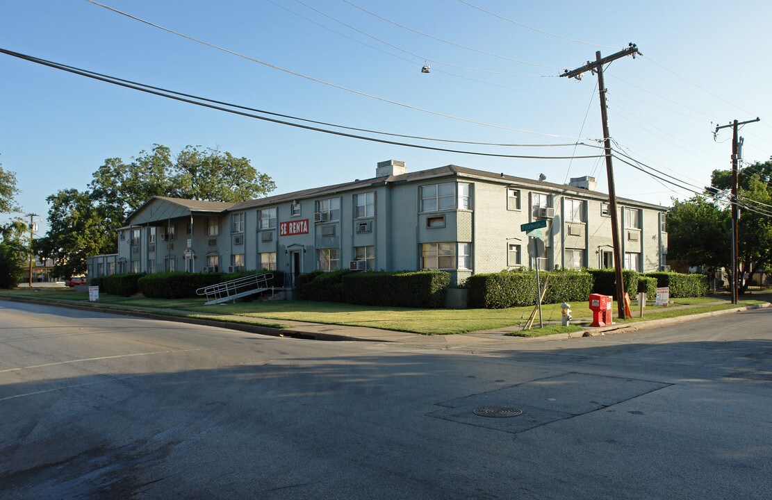 Santa Cruz Apartments in Dallas, TX - Foto de edificio