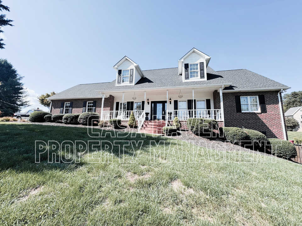 1 Emerald Ct in Johnson City, TN - Building Photo