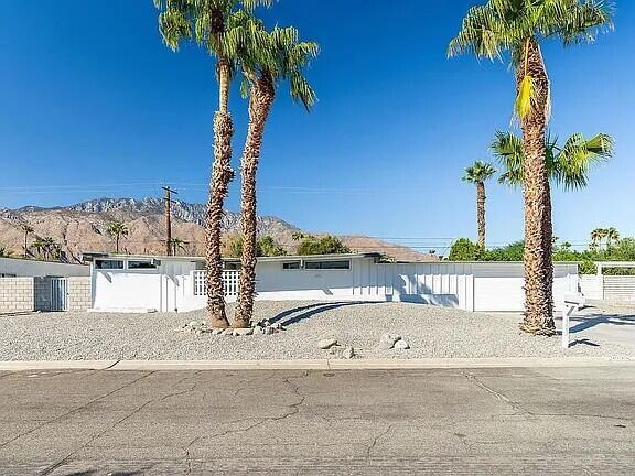 2223 N Magnolia Rd in Palm Springs, CA - Building Photo - Building Photo