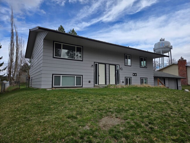 10921-10923 E 16th Ave in Spokane Valley, WA - Building Photo - Building Photo