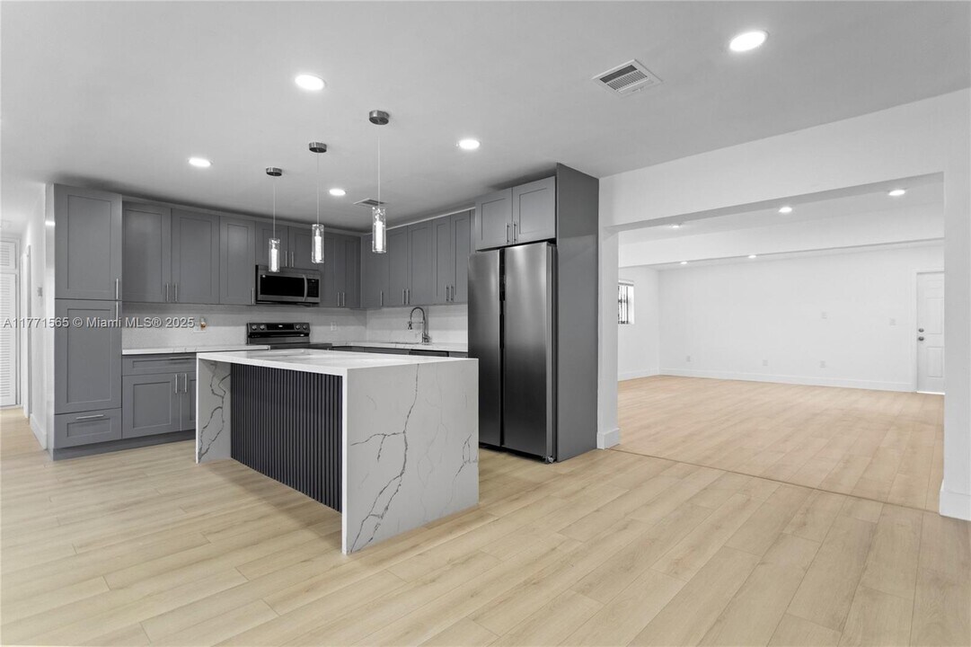 2500 NW 122nd St in Miami, FL - Building Photo