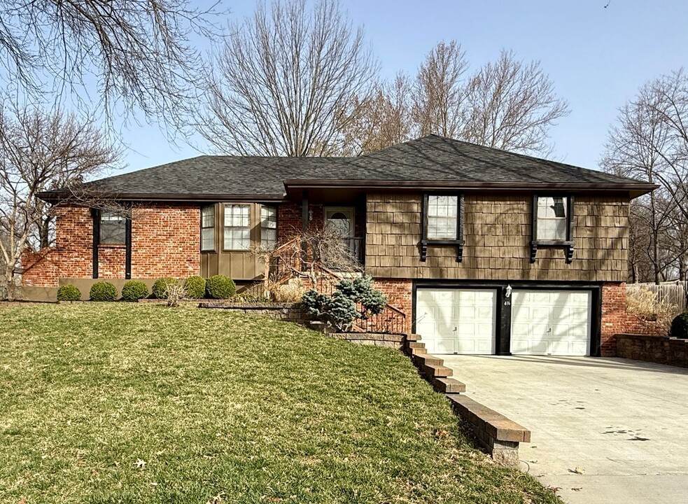 416 SW Sunset Dr in Lee's Summit, MO - Building Photo