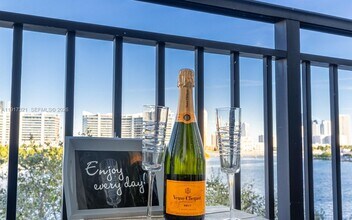 3255 NE 184th St in Aventura, FL - Foto de edificio - Building Photo