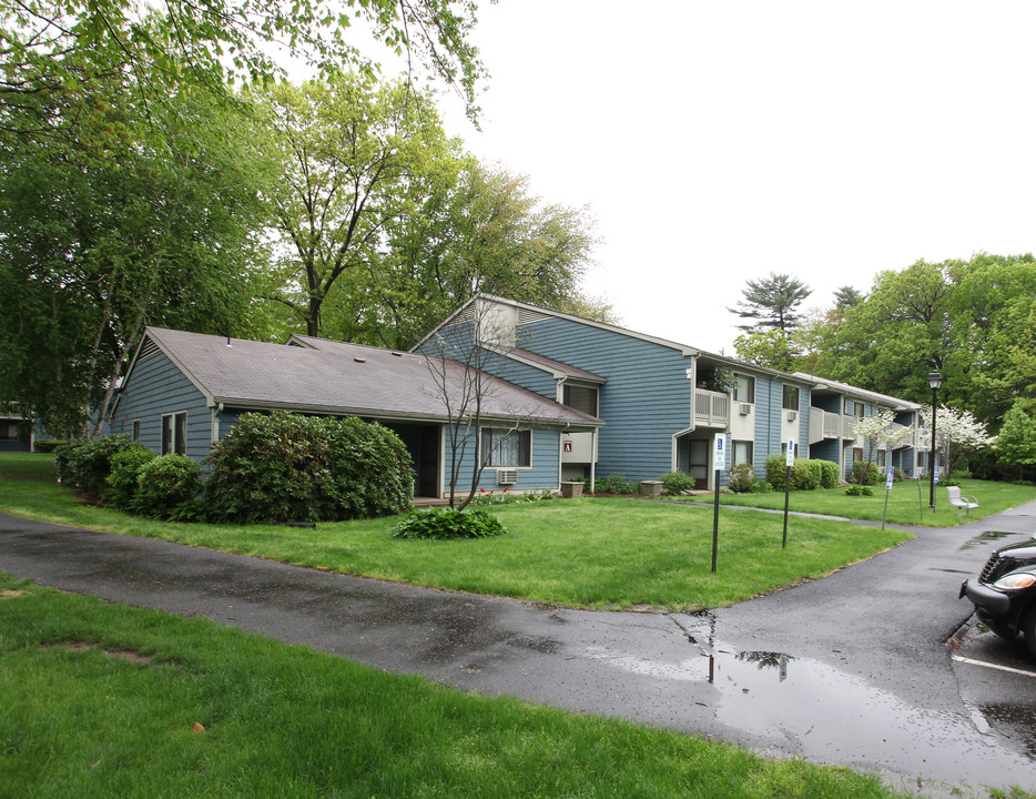 Emerson Manor- 62+ in Longmeadow, MA - Foto de edificio