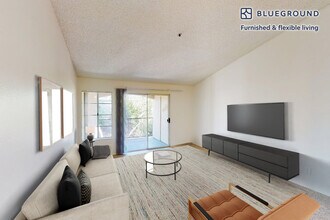 5679 Amaya Dr in La Mesa, CA - Foto de edificio - Building Photo