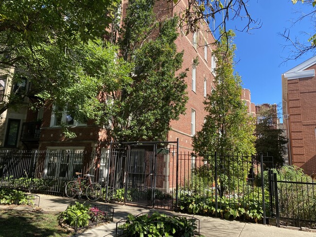 property at 4445 N Paulina St