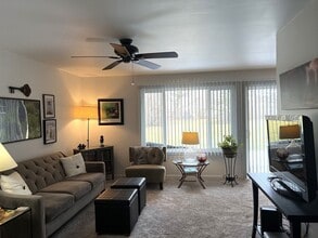 215 Brett Cir, Unit 215 Brett Cir in Wauconda, IL - Building Photo - Building Photo