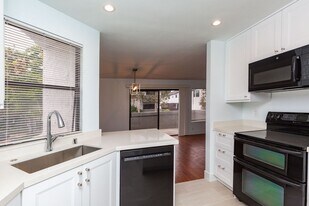 8740 Villa La Jolla Dr in San Diego, CA - Building Photo