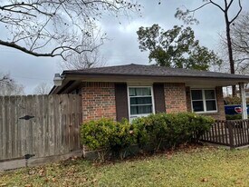 301 Cypress St in Alvin, TX - Building Photo