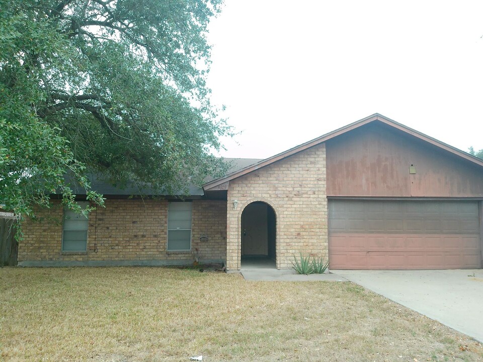 3929 Pernitas Creek Dr in Corpus Christi, TX - Building Photo