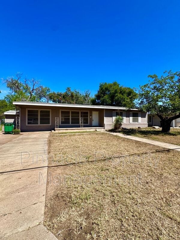 2632 W Ave N in San Angelo, TX - Foto de edificio - Building Photo