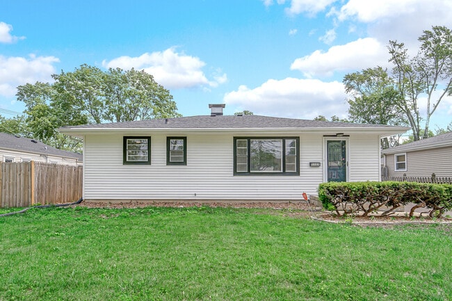 1107 Campbell Ave in Wheaton, IL - Building Photo - Building Photo