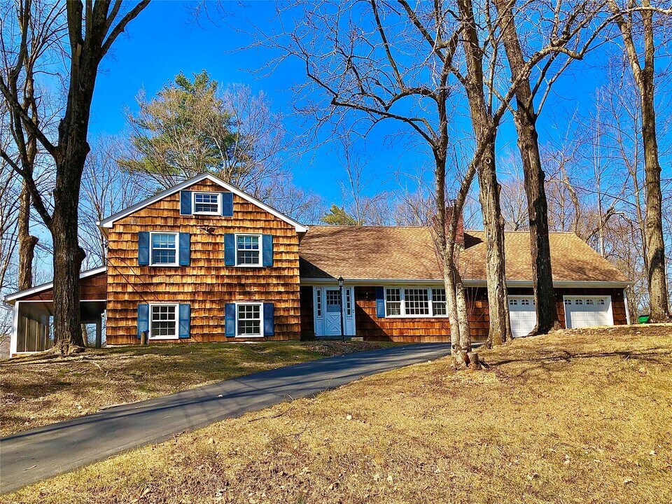 3 Maple Ln in Hyde Park, NY - Building Photo
