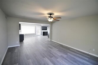 111 S 1st St in Midlothian, TX - Foto de edificio - Building Photo