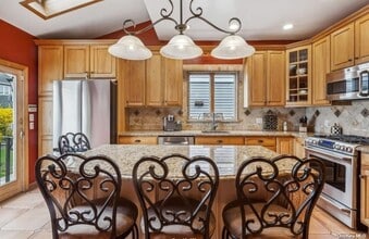 210 Beebe Rd in Mineola, NY - Building Photo - Building Photo