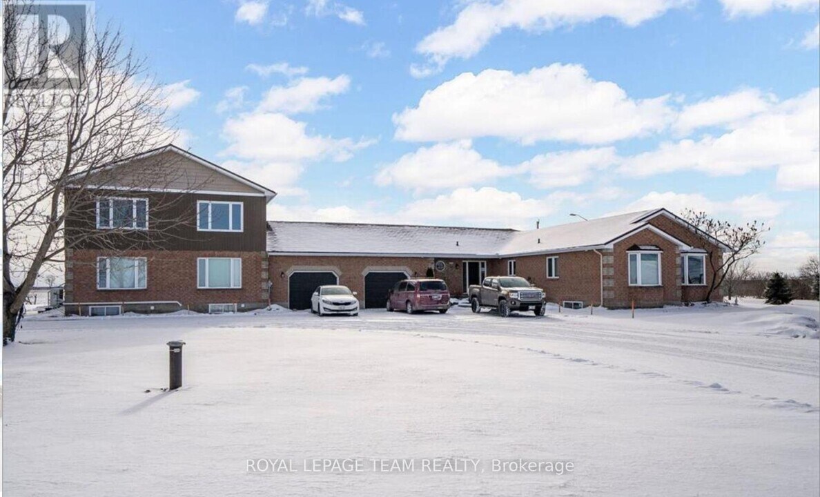 11060 County Rd 3 in North Dundas, ON - Building Photo