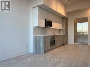 2485 Taunton Rd in Oakville, ON - Building Photo - Building Photo