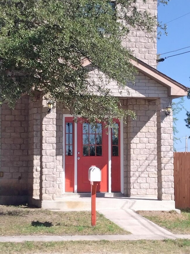 property at 603 E 8th St