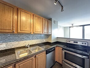 4334 N Hazel St, Unit 7161 in Chicago, IL - Building Photo - Building Photo