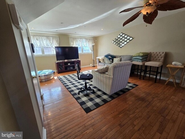 1116 W Oxford St, Unit 201B in Philadelphia, PA - Foto de edificio - Building Photo