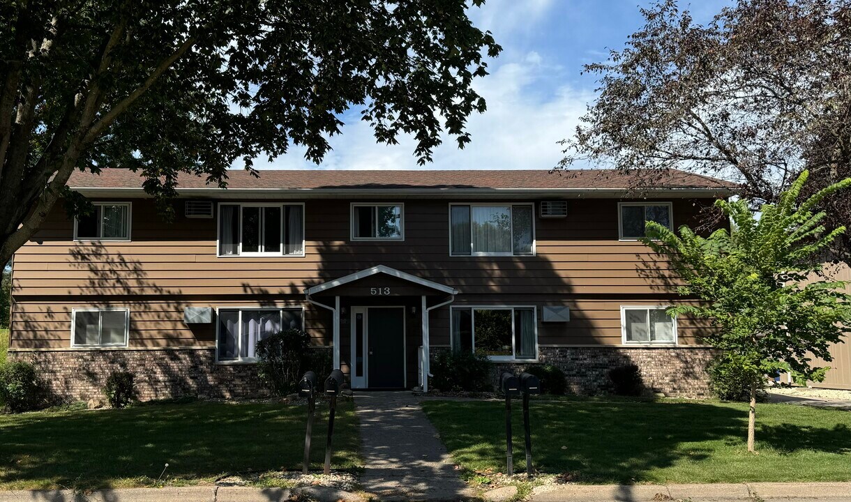 513 Kerry Dr, Unit # 101 in Winona, MN - Foto de edificio