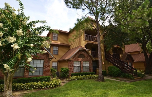 351 Lone Hill Dr in Altamonte Springs, FL - Foto de edificio