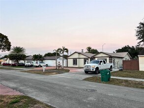 19541 NW 57th Ct in Hialeah, FL - Building Photo - Building Photo