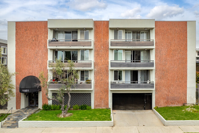 Brentview in Los Angeles, CA - Building Photo - Building Photo