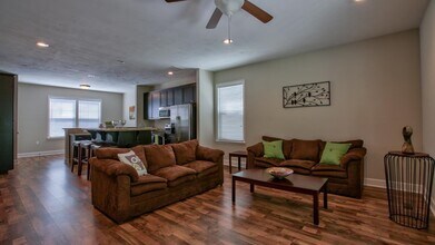 1864 Belle Vue Way in Tallahassee, FL - Building Photo - Building Photo