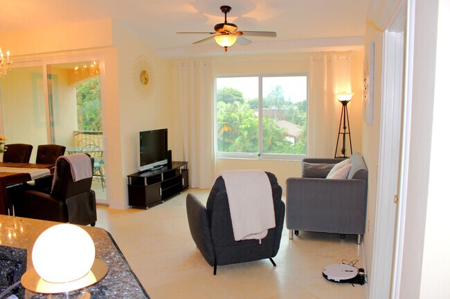 523 Villa Cir in Boynton Beach, FL - Building Photo - Building Photo