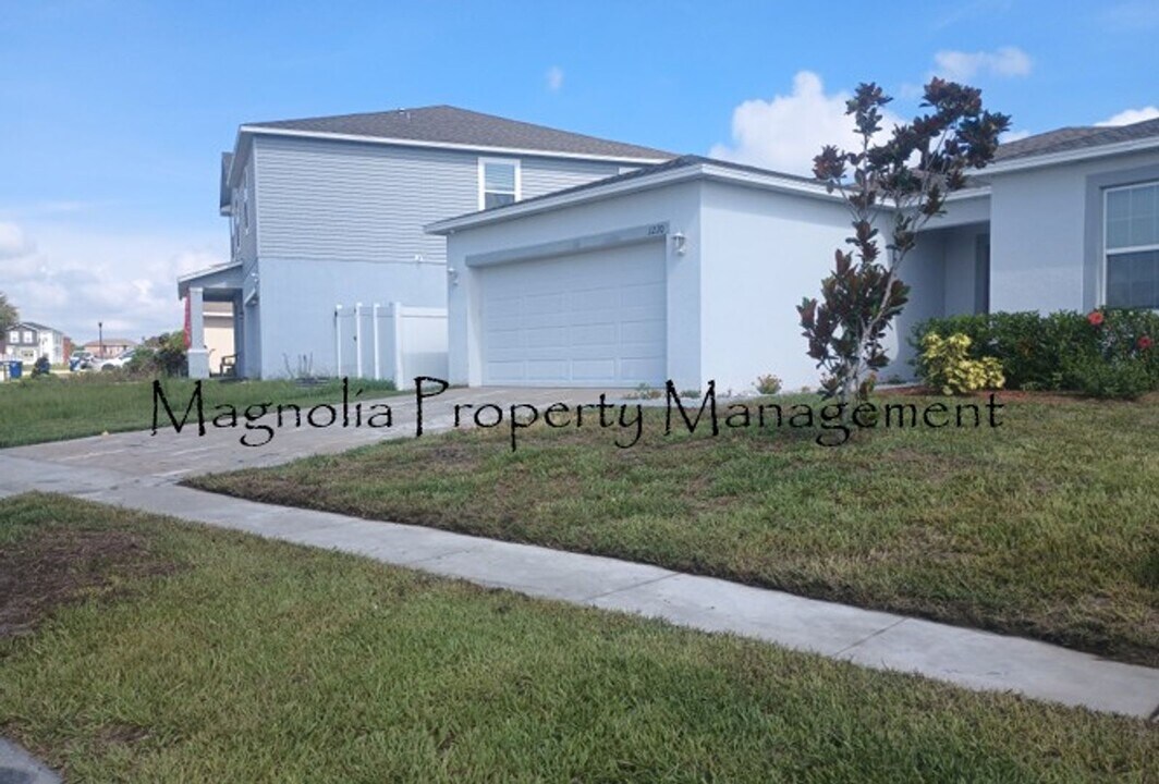 1220 Salisbury Dr in Winter Haven, FL - Foto de edificio
