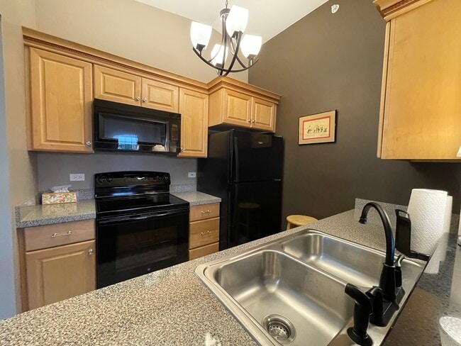 551 Leah Ln in Woodstock, IL - Foto de edificio - Building Photo