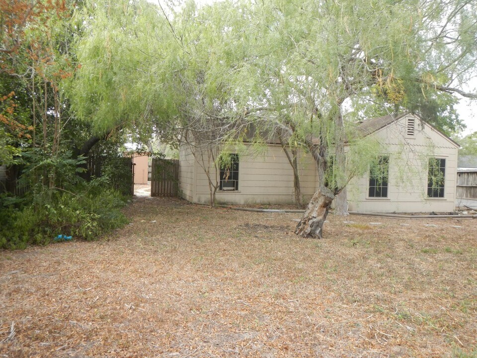 813 E Warren Ave in Kingsville, TX - Foto de edificio