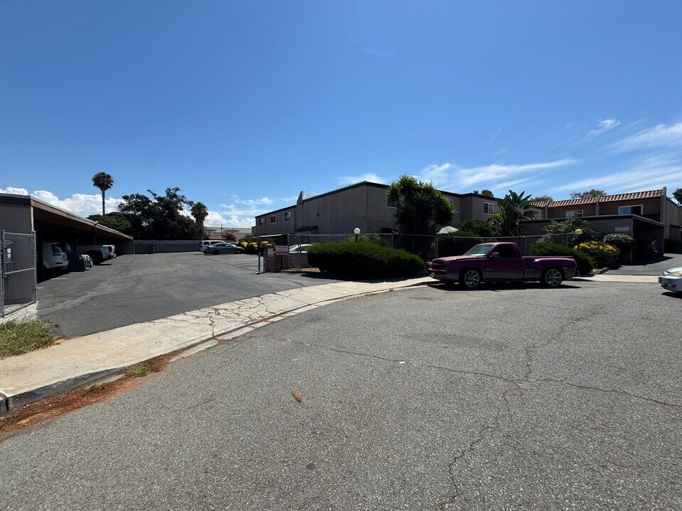 290 Roanoke Rd in El Cajon, CA - Building Photo