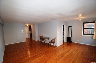 57-10 Junction Blvd-Unit -1A in Queens, NY - Foto de edificio - Building Photo