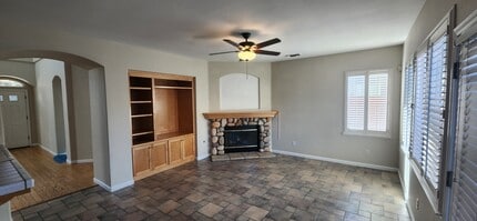 267 W Springer Dr in Turlock, CA - Foto de edificio - Building Photo