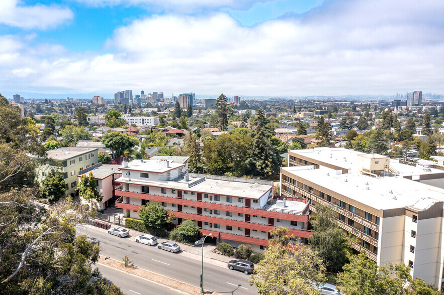 Grand at Rockridge (FKA Pleasant Valley Apts) in Oakland, CA - Foto de edificio