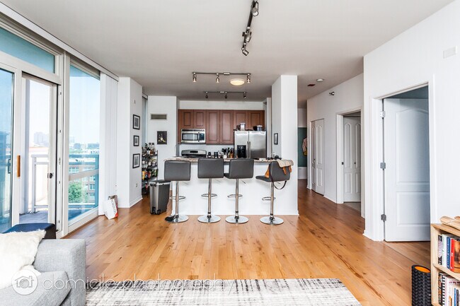 757 N Orleans St in Chicago, IL - Foto de edificio - Building Photo