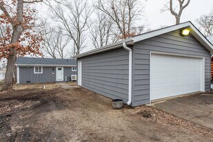 42076 N East Rd in Antioch, IL - Building Photo