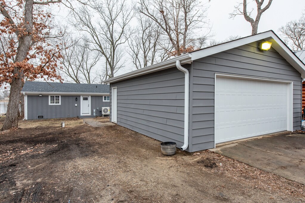 42076 N East Rd in Antioch, IL - Building Photo