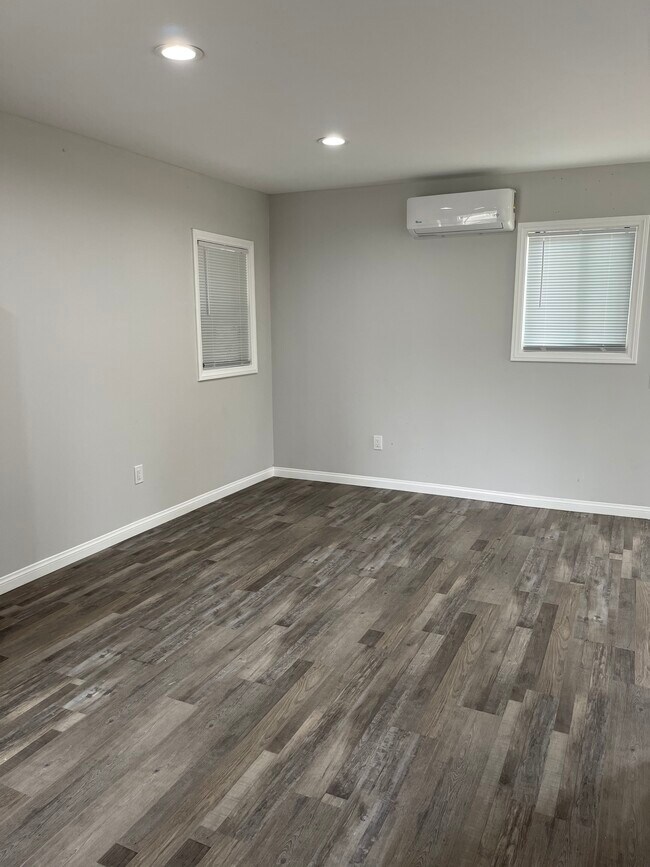 10546 Penrose St in Sun Valley, CA - Building Photo - Building Photo