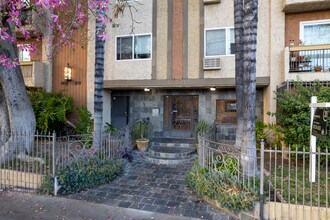 Saticoy Apartments in Winnetka, CA - Foto de edificio - Building Photo