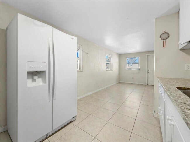 2495 Bayside St, Unit B in Naples, FL - Building Photo - Building Photo