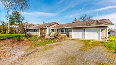 528 Irwin Ln in Santa Rosa, CA - Building Photo - Building Photo