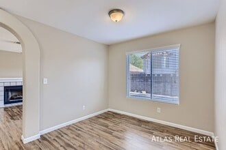 8112 Dolphin Landing Dr in Las Vegas, NV - Building Photo - Building Photo