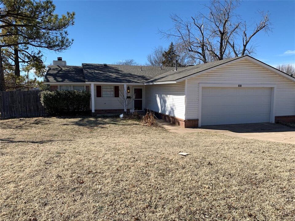830 Douglas Dr in Norman, OK - Building Photo