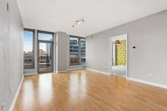 565 W Quincy St, Unit 1208 in Chicago, IL - Building Photo - Building Photo