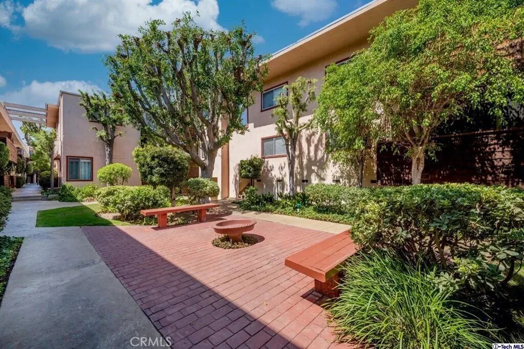 5403 Newcastle Ave, Unit 23 in Encino, CA - Building Photo